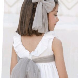 vestido blanco roto con lazada tul verde oliva .
